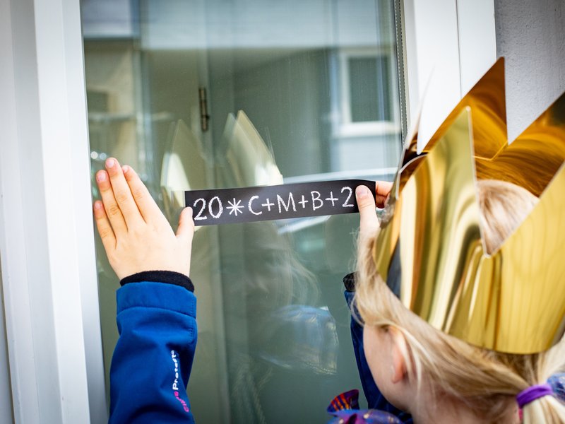 Titelbild für Beitrag: Sternsingeraktion 2026 - Segen bringen und Segen sein!