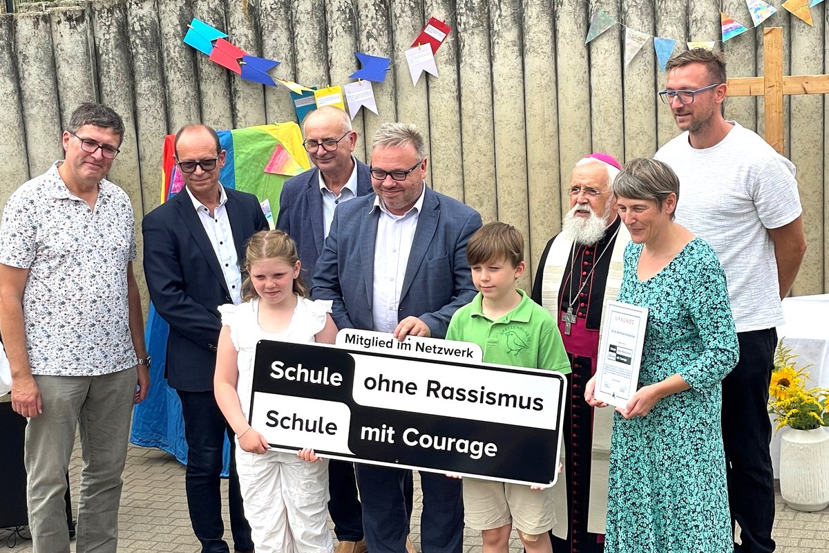 Titelbild für Beitrag: Aufnahmefeier Schule mit Courage: Ein buntes Fest der Vielfalt