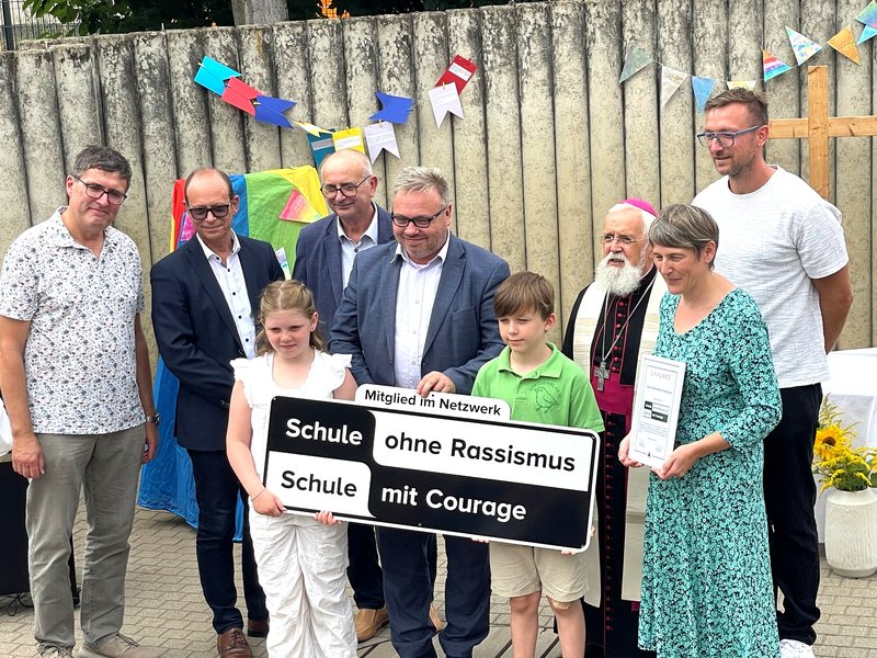 Titelbild für Beitrag: Aufnahmefeier Schule mit Courage: Ein buntes Fest der Vielfalt